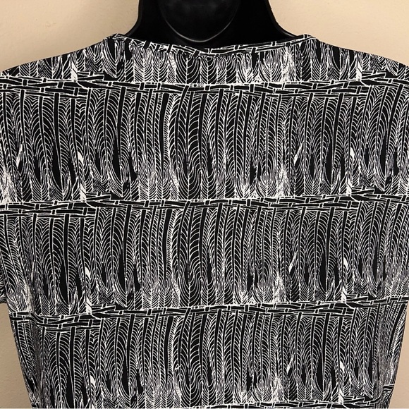 SMALL EAST 5th BLACK WHITE SHORT SLEEVE TOP FEATHER PRINT STRETCH - Picture 7 of 11